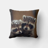 Coussin Bébé Raccoons se blottit dans la neige tombante (Verso)