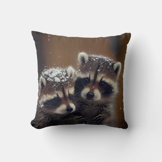 Coussin Bébé Raccoons se blottit dans la neige tombante (Recto)