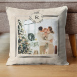 Coussin Beige moderne | Photo de famille | Initiale<br><div class="desc">Beige moderne | Photo de famille | Les premiers Coussins font des cadeaux réfléchis et pratiques, offrant confort et détente au destinataire. Voici une description du coussin comme cadeau : Offrez le cadeau du confort et de la relaxation avec ces coussins luxueux. Conçus avec les meilleurs matériaux, ces coussins sont...</div>