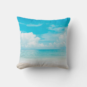 Coussin Belle plage tropicale avec ciel bleu et c blanc