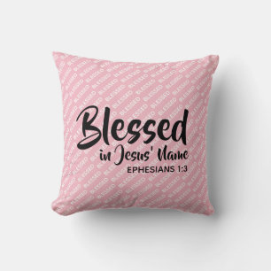 Coussin BÉNÉFICIÉ AU NOM DE JÉSUS Écriture chrétienne rose