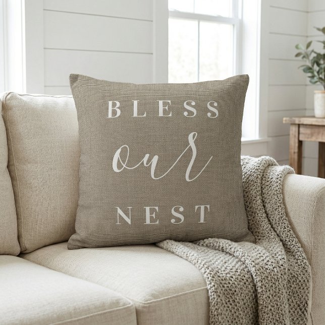 Coussin Bénissez Notre Nid | Fermette Rustique Beige (Créateur téléchargé)