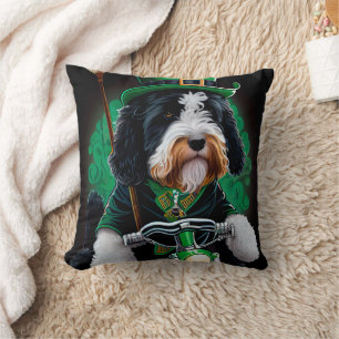 Coussin Bernedoodle Chien conduisant vélo St. Patrick's Da