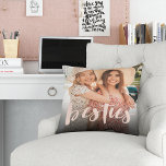 Coussin Besoins | Meilleures photos superposées d'amis<br><div class="desc">Célébrez votre amitié avec votre bestie avec ce coussin photo mignon avec des "besties" le long du fond en lettres manuscrites rose rousse. Le coussin revient à un subtil motif en diamant rose et blanc pointillé.</div>