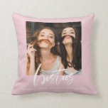 Coussin Besoins modernes photo meilleurs amis rose<br><div class="desc">Des idées cadeaux pour votre meilleur ami. Votre photo personnalisée sur un coussin en pointillé noir avec vos noms personnalisés.</div>