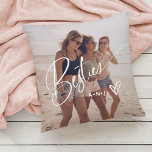Coussin Bestés dans le script tendance | Deux photos avec<br><div class="desc">Ce coussin élégant comporte le mot "Besties" dans un script tendance et élégant,  avec deux de vos photos préférées et un coeur griffé manuscrit. Vous pouvez ajouter vos initiales ou monogrammes,  ou les noms de vos meilleurs amis. Fabrique également le cadeau parfait pour vos BFFs.</div>