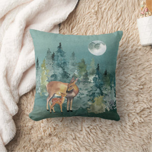Coussin Biche et faon dans une forêt de sapins sous la ple