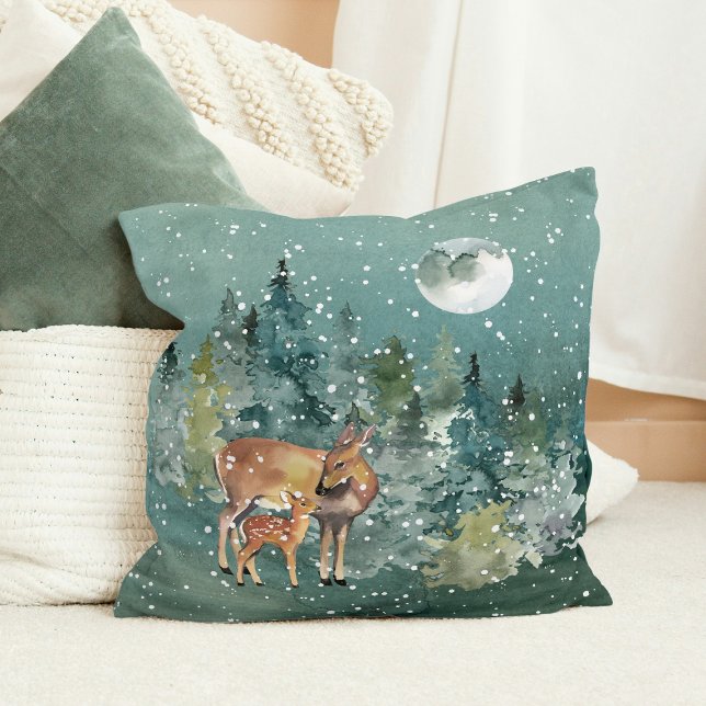Coussin Biche et faon dans une forêt enneigée sous la plei (Doe and Fawn Deer in Forest Full Moon Snowfall Christmas Throw Pillow)