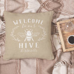 Coussin Bienvenue à notre Hive personnalisée<br><div class="desc">Bienvenue aux invités avec ce mignon oreiller à thème d'abeilles avec une illustration d'abeilles de style vintage ornée d'une feuille botanique détaillant sur un arrière - plan doux bronzé. "Bienvenue dans notre ruche" apparaît en lettres blanches. Personnalisez avec votre nom de famille le long du bas.</div>