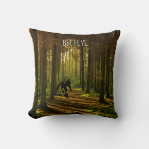 Coussin Bigfoot avec raquette de tennis et texte en forêt