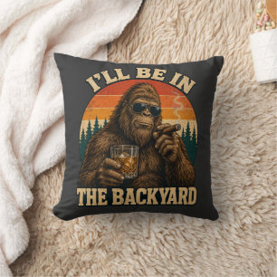 Coussin Bigfoot Backyard Whiskey & Cigar Retro Sunset