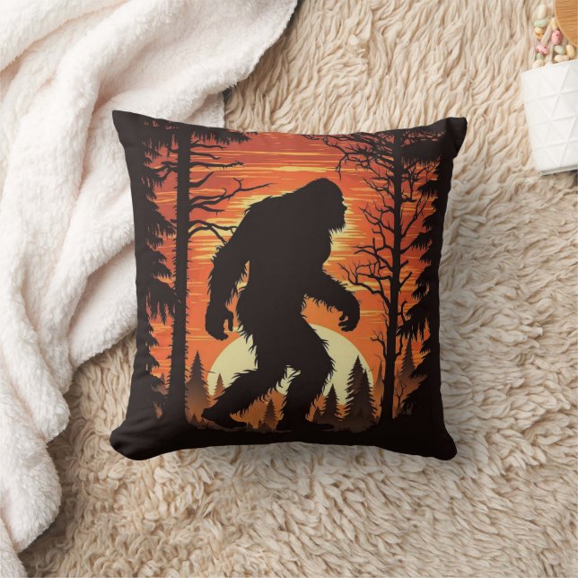 Coussin Bigfoot Sasquatch Forêt Coucher de soleil (Couverture)