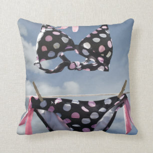 Coussin Bikini accrochant sur une corde à linge