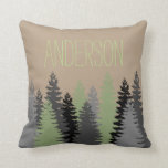 Coussin Black Forest Woods Pine Tree Nom personnalisé<br><div class="desc">Faites une déclaration audacieuse cet hiver et la saison des fêtes avec notre coussin de pin! Cet article présente une image de pins sur un arrière - plan bronzé avec un nom entièrement personnalisable en haut.</div>