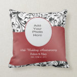 Coussin Black Swirl & Red 40th Mariage Anniversary Photo<br><div class="desc">Ce coussin d'anniversaire du 40e mariage rubis présente un motif de damas tourbillonnantes noires comme l'arrière - plan,  une bande ondulée rouge rubis à travers le centre et un cadre photo ovale personnalisable. Le texte personnalisable vous permet d'ajouter les noms du couple et la date du mariage.</div>