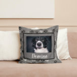 Coussin Black White Gris animal de compagnie Chien Photo P<br><div class="desc">Cette conception peut être personnalisée dans la zone fournie en modifiant la photo et/ou le texte. Vous pouvez également le customiser en cliquant sur Personnaliser ce Modèle, puis en choisissant l'option cliquer pour customiser et supprimer ou modifier la couleur de l'arrière - plan, ajouter du texte, modifier la couleur ou...</div>