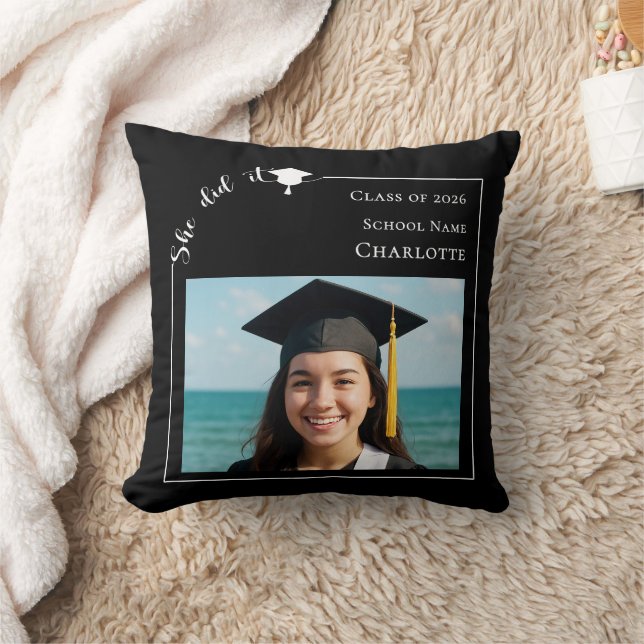 Coussin Black white simple photo She did it Graduate (Couverture)