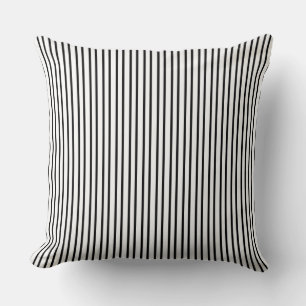 Coussin blanc avec des rayures noires