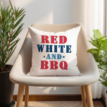 Coussin Blanc rouge et barbecue 4 juillet<br><div class="desc">Le design élégant du 4 juillet coussin de vacances présente un design amusant de typographie "Rouge Blanc et BBQ" dans les couleurs rouge,  blanc,  bleu,  marine avec des accents d'étoiles. Un bleu marine coordonné avec un motif étoilé blanc apparaît à l'arrière.</div>