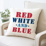 Coussin Blanc rouge et bleu 4 juillet<br><div class="desc">Le design coussin élégant du 4 juillet présente un design typographique "Rouge Blanc et Bleu" dans des couleurs rouge,  blanc,  bleu,  bleu marine avec des accents d'étoile. Un bleu marine coordonné avec un motif étoilé blanc apparaît à l'arrière.</div>