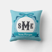 Coussin Bleu aqua profond Monogramme à nœud à clé grecque  (Verso)