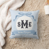 Coussin Bleu Ardoise Clair Monogramme à Ruban à Clés Grecq (Couverture)