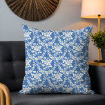 Coussin Bleu Blanc Floral Motif Botanique Chic<br><div class="desc">Couleurs florales blanches à la française Botanical Chic Throw Oreillers est un motif français moderne d'un floral blanc sur un arrière - plan bleu. Conçu par ©Evco Studio www.zazzle.com/store/evcostudio</div>