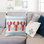 Coussin Bleu blanc rayures nautiques rouge homards<br><div class="desc">Décorez votre maison d'été ou votre maison de plage avec un coussin nautique classique. Bleu clair pastel et rayures horizontales de couleur blanche. Avec trois homards rouges comme décor.</div>