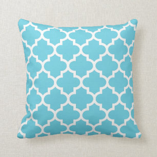 Coussin bleu-clair et blanc de motif de Quatrefoil