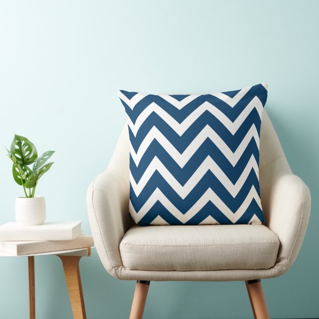 Coussin Bleu et blanc Chevron de la marine moderne (Chaise)