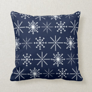 Coussin bleu-foncé et blanc de flocons de neige