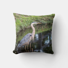 Coussin Bleu Heron Wading dans l'eau