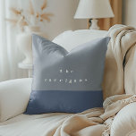 Coussin bleu outrepasser personnalisé<br><div class="desc">Un oreiller à jetons minimaliste moderne avec un bloc de couleur bleu poussiéreux. Parfait pour le décor de maison et les cadeaux pour les enseignants,  les nouveaux propriétaires,  les jeunes mariés et plus encore.</div>