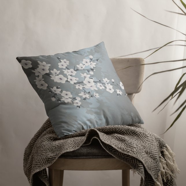 Coussin Bleu Poussiéreux Blanc Floral (Créateur téléchargé)