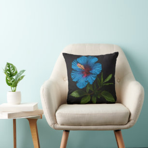 Coussin "Bleu rayonnant : Hibiscus Flower Against On Black
