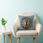 Coussin bleu rond céleste Sun Moon personnalisé<br><div class="desc">L'oreiller à jetons célestes, avec une illustration captivante des visages anciens du soleil et de la lune, conçu avec un mélange de mystique et d'élégance antiques. Le soleil, rayonnant et puissant, dégage de la chaleur avec ses teintes dorées, tandis que la lune, sereine et énigmatique, émerge une douce lueur bleue....</div>