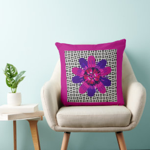 Coussin Blossom en rose et violet sur noir et blanc