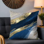 Coussin Blue Gold Abstrait Brushstrokes chic moderne<br><div class="desc">Blue Gold Abstrait Brushstrokes Chic Modern Throw Pillow Cushion dispose d'un élégant motif abstrait bleu,  or et gris de brushstrokes. Parfait pour votre maison ou comme cadeau. Conçu par ©Evco Studio www.zazzle.com/store/evcostudio</div>