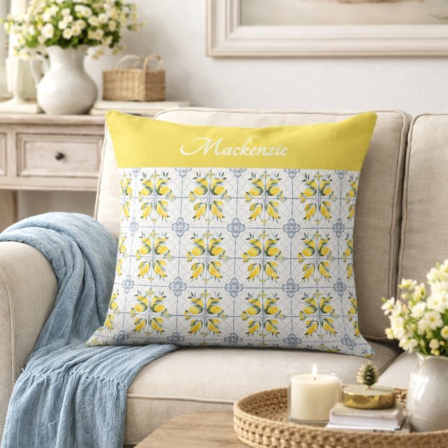 Coussin Blue Watercolor French Country Lemon Name Monogram (Créateur téléchargé)