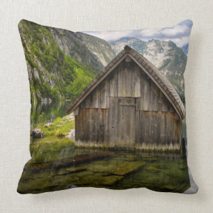 Coussin Boathouse dans le lac Obersee dans les Alpes en Al