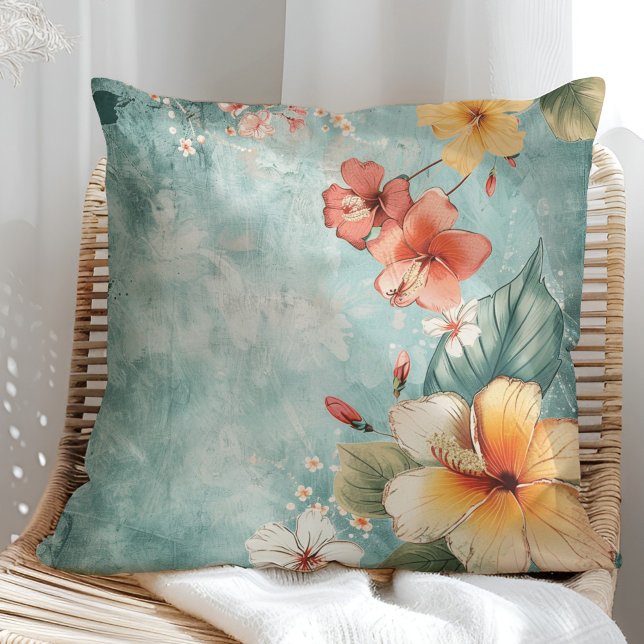 Coussin Boho Breezy Fleur tropicale (Boho Breezy Tropical Flower Throw Pillow on a sunny boho rattan chair.)