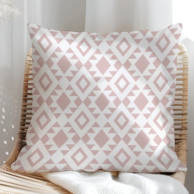 Coussin Boho Rose Poussiéreuse et Blanc Navajo (Boho Dusty Rose and White Navajo Throw Pillow in a sunny rattan armchair.)