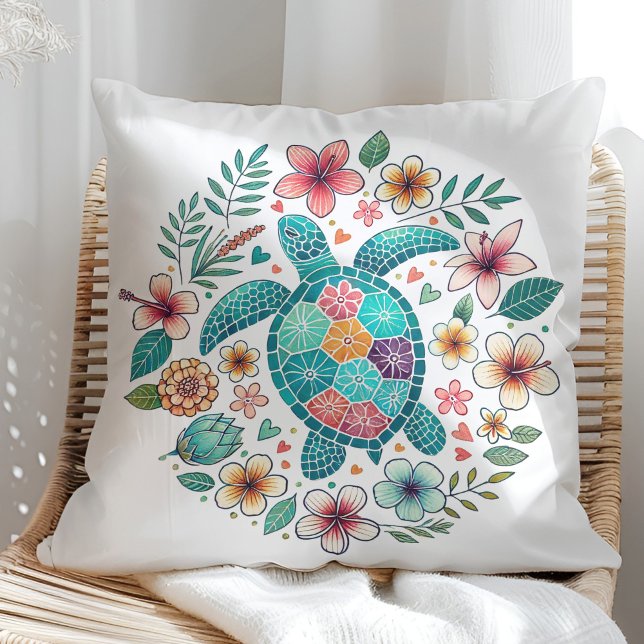 Coussin Boho Turquoise Floral Tortue - Côté (Boho Turquoise Floral Sea Turtle - Coastal Throw Pillow on a sunny boho rattan chair.)