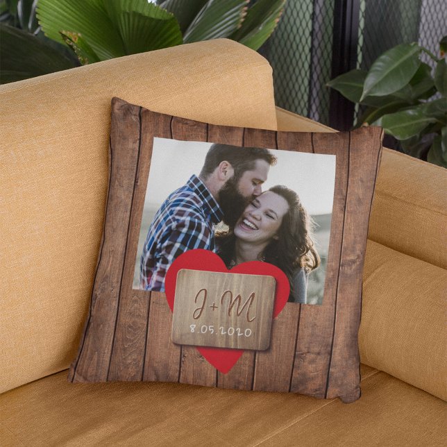 Coussin Bois rustique coeur couple photo monogramme initia (Créateur téléchargé)