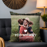 Coussin BON COEUR VOUS AIME MUMMMY Fête des Mères Photo<br><div class="desc">Cute Heart Love You Mummy Mother's Day Photo Throw Pillow présente votre photo préférée avec le texte "(love heart) you Mummy" en script blanc moderne avec vos noms ci-dessous. Personnalisez en modifiant le texte dans la zone de texte fournie et en ajoutant votre propre image. Conçu par ©2022 Evco Studio...</div>