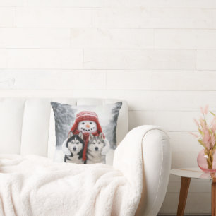 Coussin Bonhomme de neige étreignant des chiens huskies si