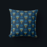 Coussin Bonne Hanoukka Blue Menorah Star de David Motif<br><div class="desc">Éclairez vos vacances avec cet Oreiller joyeux Hanoukka avec un élégant motif d'or bleu et élégant d'étoiles juives et une menorah traditionnelle pour illuminer vos célébrations.</div>