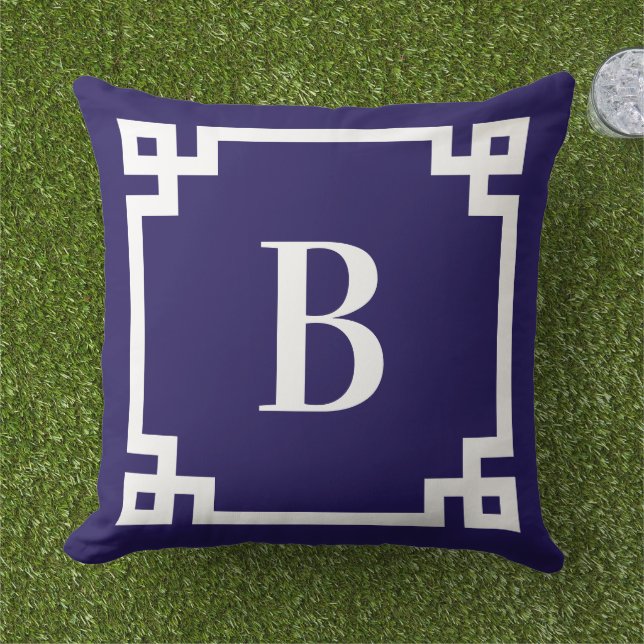 Coussin Bordure de clé grecque bleu minuit monogramme (Herbe)