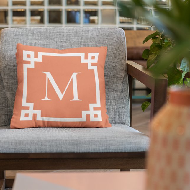 Coussin Bordure de clé grecque orange et blanc (Create your own monogrammed Greek Key border square throw pillow.)