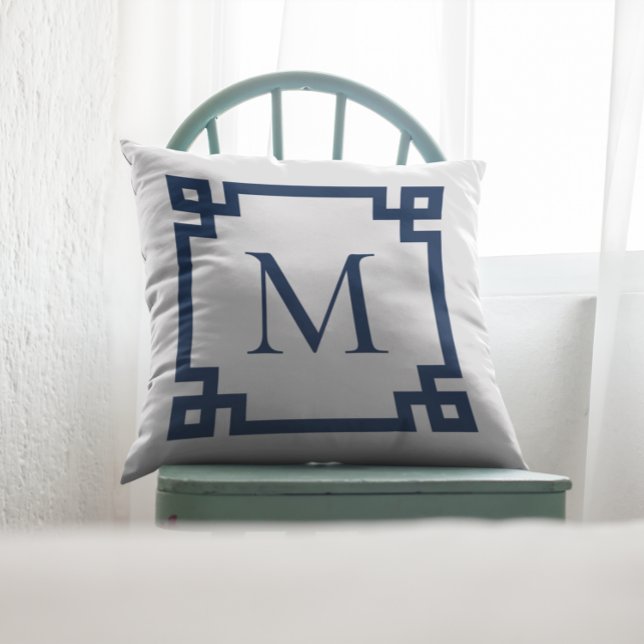 Coussin Bordure de la clé grecque Monogramme bleu marine (Create your own monogrammed Greek Key border square throw pillow.)